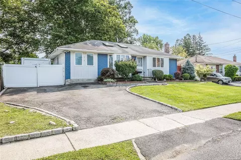 197 Burlington Ave, Deer Park, NY 11729