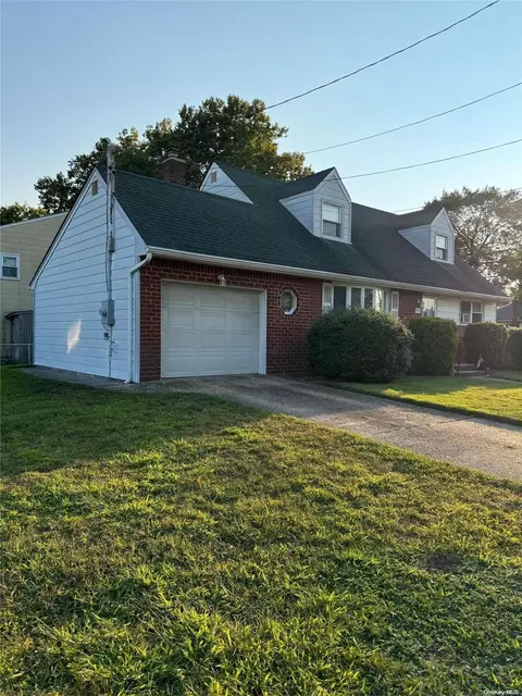 438 Von Elm Ave, East Meadow, NY 11554