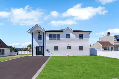 141 Scooter Ln, Hicksville, NY 11801