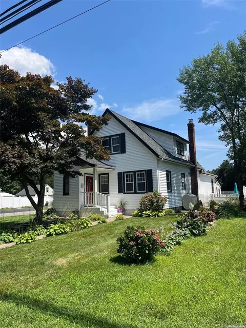 559 Gillette Ave, Bayport, NY 11705