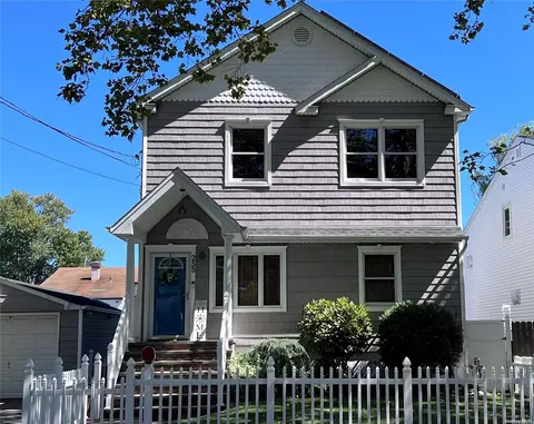 255 Granada Pkwy, Lindenhurst, NY 11757