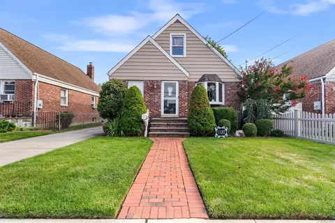 1137 Norbay St, Franklin Square, NY 11010