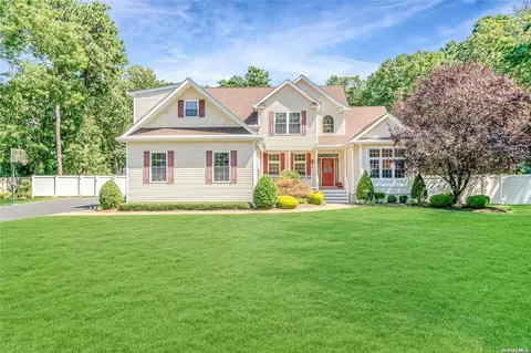 20 Kerry Ct, Riverhead, NY 11901