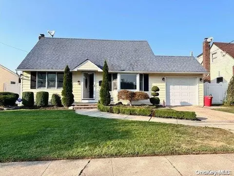 14 Moore Dr, Bethpage, NY 11714