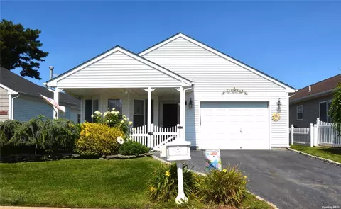 3 Strawberry Patch Ct #3, Manorville, NY 11949