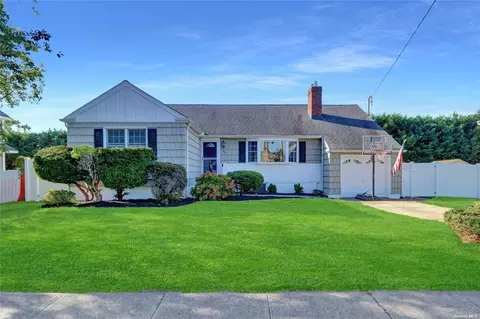 29 Hampton Blvd, Massapequa, NY 11758