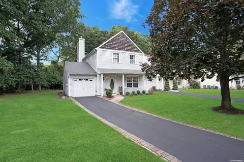 8 Raccoon Path #8, Coram, NY 11727