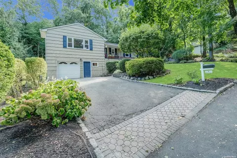 5 Merriwind Dr, Huntington Station, NY 11746