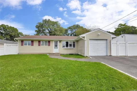 49 Janice Ln, Selden, NY 11784