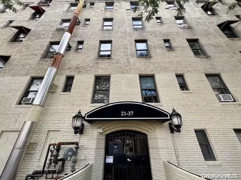 21-37 33rd St #3E, New York, NY 11105