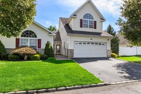 2 Tina Ln #2, Mount Sinai, NY 11766