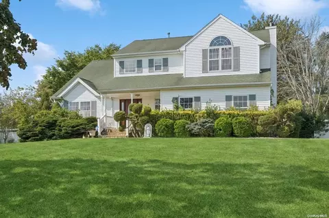 111 Vista Ln, Manorville, NY 11949