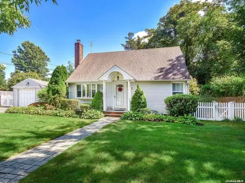 2 Foxcroft Rd, North Hempstead, NY 11507