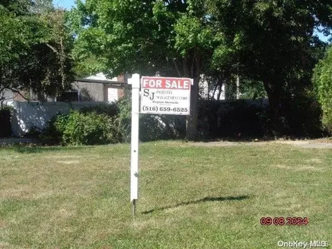 69 Offaly St, Babylon, NY 11701