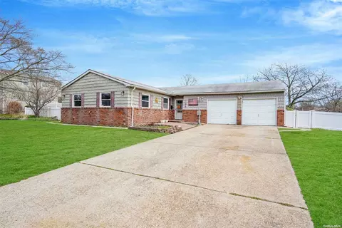 106 Circle Dr, Patchogue, NY 11772