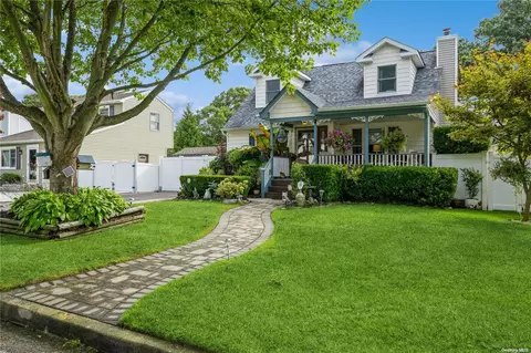 91 7th Ave, Holtsville, NY 11742