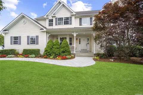 38 Ashley Cir, Manorville, NY 11949