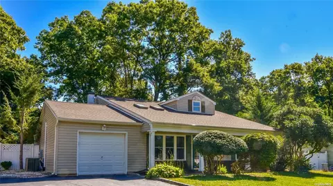 17 Yosemite Ln, Coram, NY 11727
