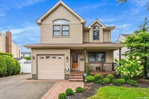 214 Silverlake Blvd, North Hempstead, NY 11514