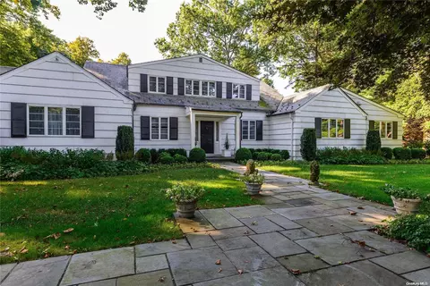 112 Bacon Rd, North Hempstead, NY 11568