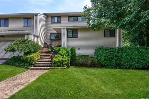 82 Chestnut Ln #82, Woodbury, NY 11797