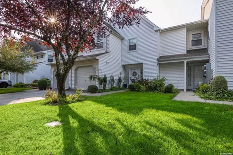 51 Erin Ln #51, Setauket, NY 11733