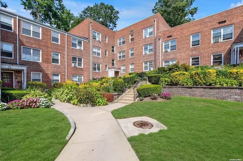 16 Edwards St #3F, North Hempstead, NY 11577