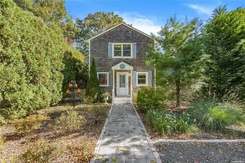 3 Elm St, Hampton Bays, NY 11946