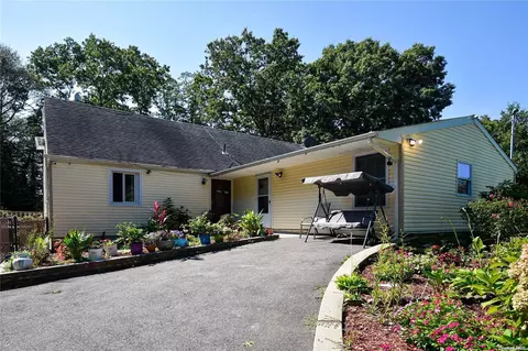 296 Poplar St, Central Islip, NY 11722