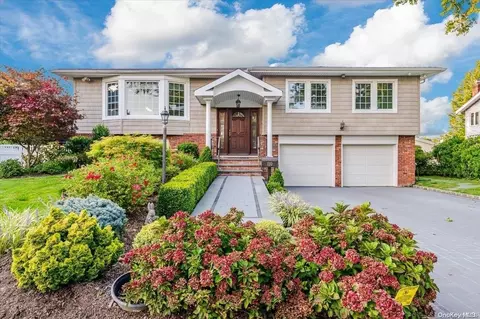 110 Country Village Ct, North Hempstead, NY 11040
