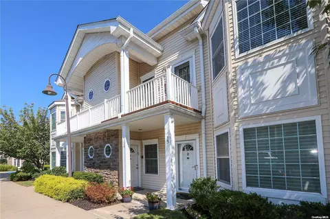 36 Autumn Dr #36, Plainview, NY 11803