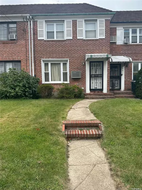 76-16 Utopia Pkwy, New York, NY 11366