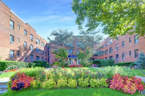 15 Canterbury Rd #D8, North Hempstead, NY 11021