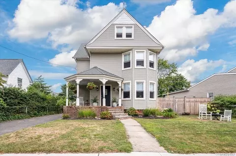 199 Raymond St, Islip, NY 11751