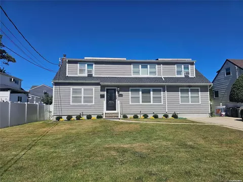 1010 7th St, West Babylon, NY 11704