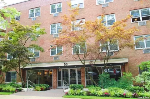 50 Hillpark Ave #2L, North Hempstead, NY 11021