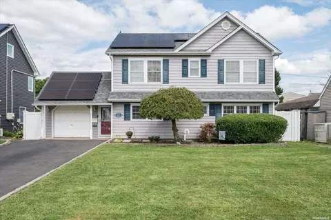 23 Redpoll Ln, Levittown, NY 11756