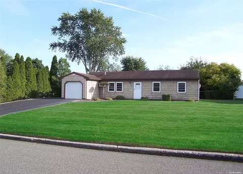 44 Drake Ave, Bellport, NY 11713