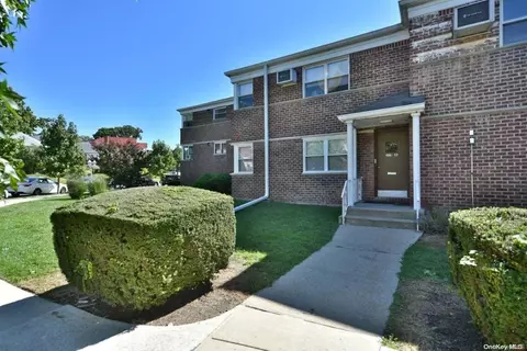 198-12 Pompeii Ave #B, Hollis, NY 11423