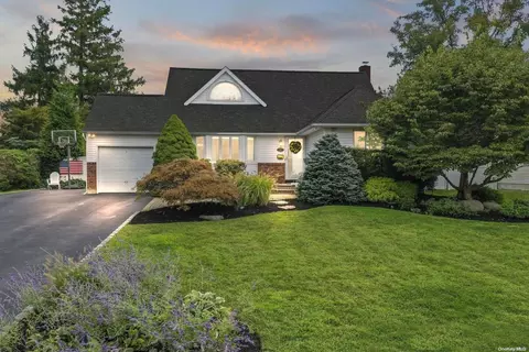 11 Parkview Dr, Commack, NY 11725