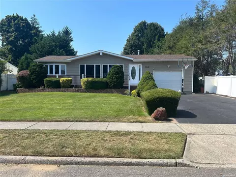 33 Hayrick Ln, Commack, NY 11725
