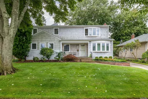 1054 Mcdonald Ave, Wantagh, NY 11793