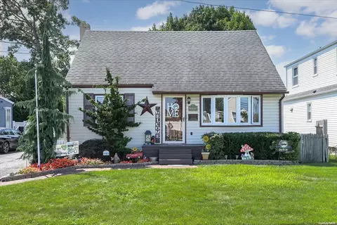 8 Juniper St, South Farmingdale, NY 11735