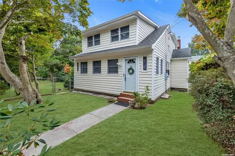 82 Queen Rd, Rocky Point, NY 11778