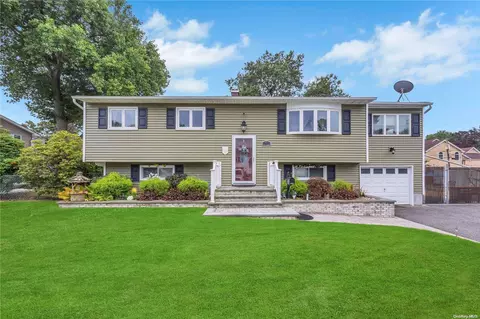 4 Winthrop St, Islip, NY 11751