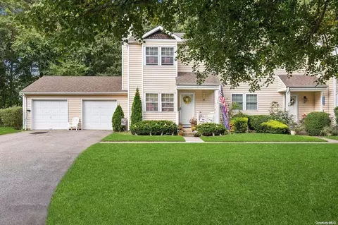 48 Hancock Cmns #48, Yaphank, NY 11980