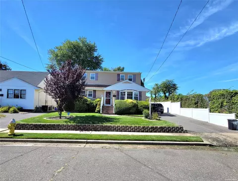 707 Pecan St, Lindenhurst, NY 11757