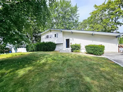 120 W Court Dr, Centereach, NY 11720