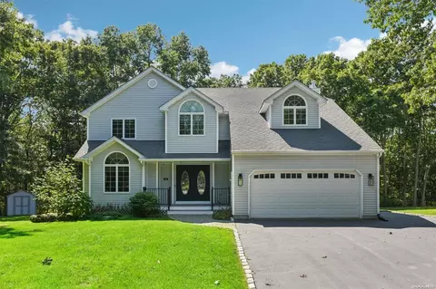 18 Cliff Dr, Kings Park, NY 11754