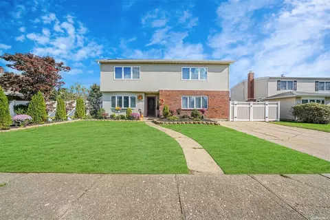 19 Ring Ln, Levittown, NY 11756